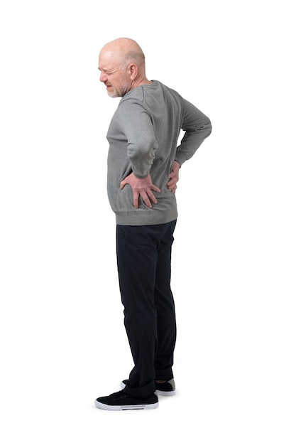 vista lateral de um homem adulto dor nas costas em fundo branco