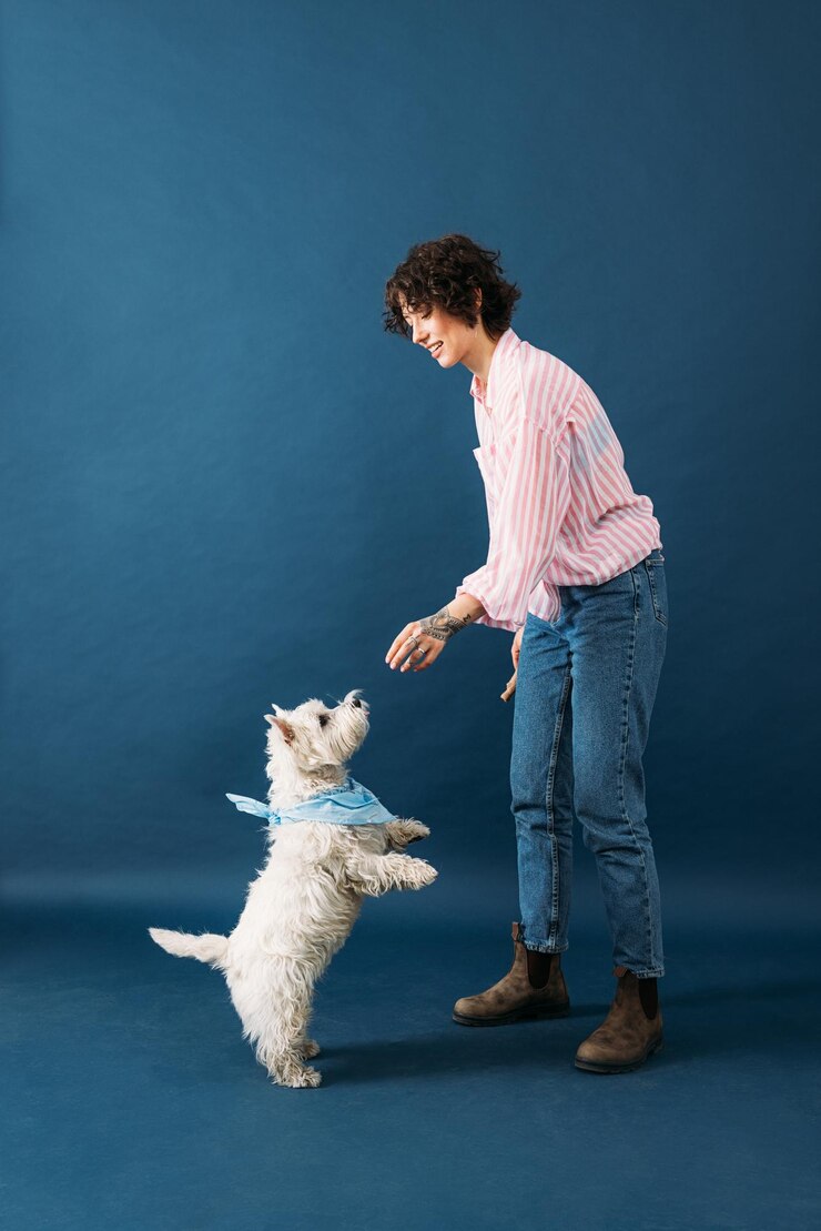 Foto vista lateral de um homem com um cão contra um fundo preto