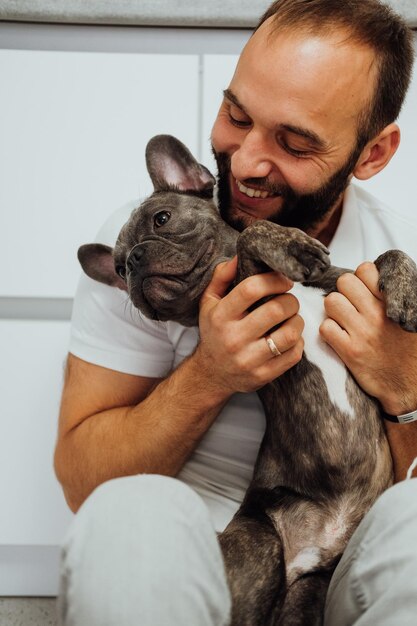 Foto vista lateral de um homem com um cão