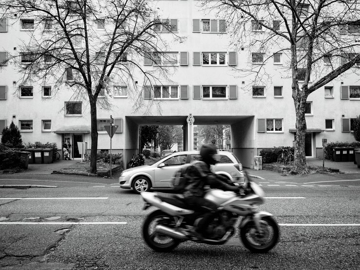 Foto vista lateral de um homem desfocado andando de motocicleta