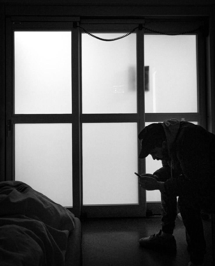 Foto vista lateral de um homem sentado em casa