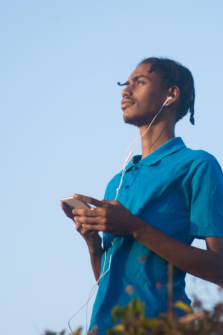 Foto vista lateral de um homem usando um telefone celular contra um céu claro