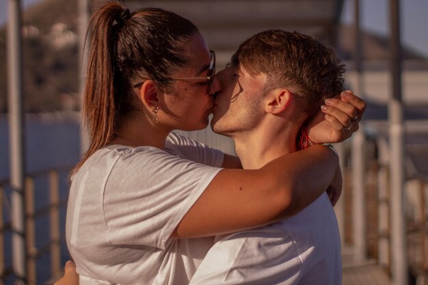 Foto vista lateral de um jovem casal ao ar livre