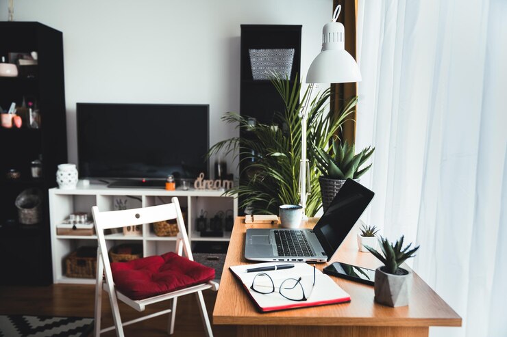 Foto vista lateral de um laptop em uma mesa em um escritório em casa vazio durante o dia de trabalho a partir do conceito de casa