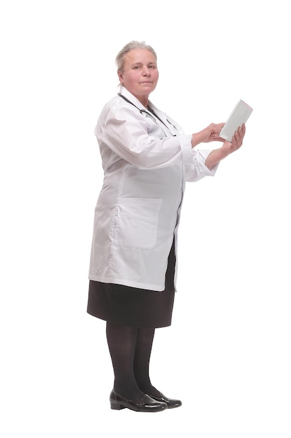 Vista lateral de um médico usando um computador tablet - isolado sobre um fundo branco. Conceito de saúde, médico e tecnologia