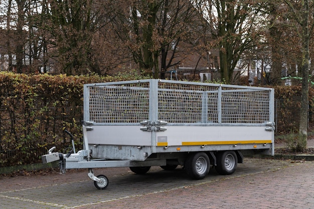 Vista lateral de um trailer de carro de pé em um estacionamento