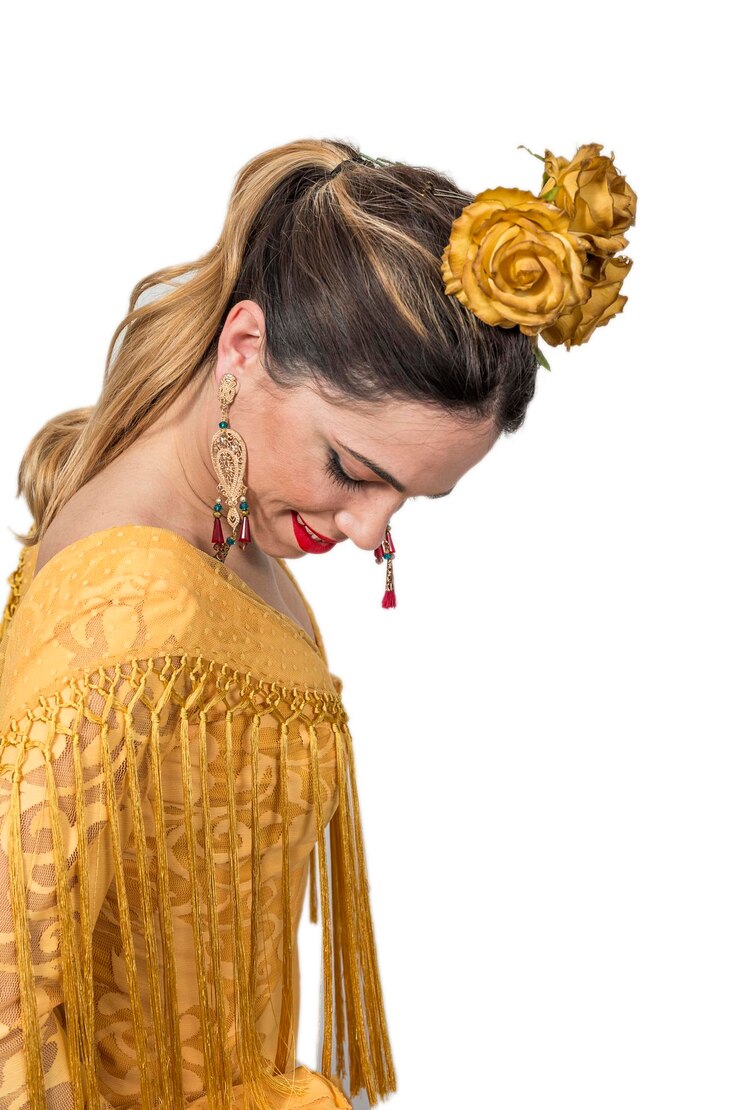 Foto vista lateral de uma dançarina em traje laranja sorrindo contra um fundo branco