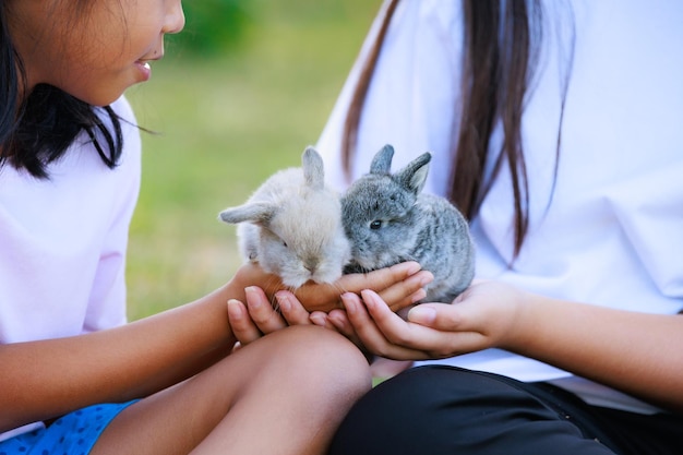 Foto vista lateral de uma jovem com um cão