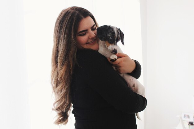 Foto vista lateral de uma jovem com um cão