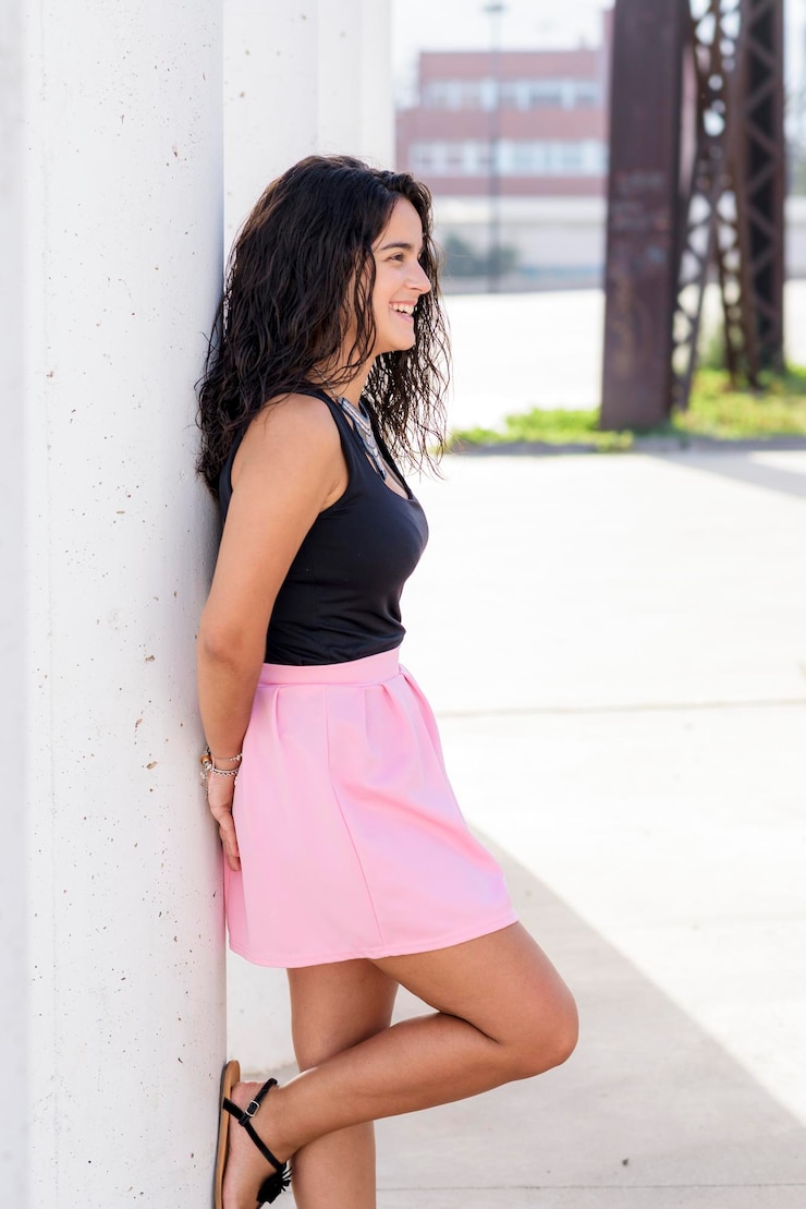 Foto vista lateral de uma jovem mulher apoiada em uma coluna arquitetônica