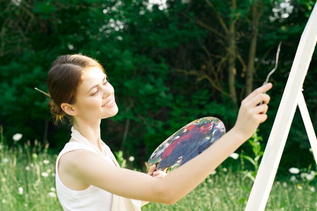 Foto vista lateral de uma jovem mulher segurando um telefone celular