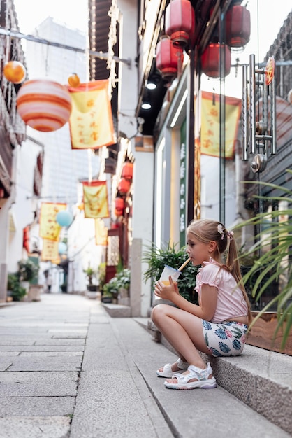 Foto vista lateral de uma jovem sentada na cidade