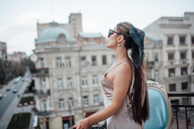 Vista lateral de uma mulher contra edifícios na cidade