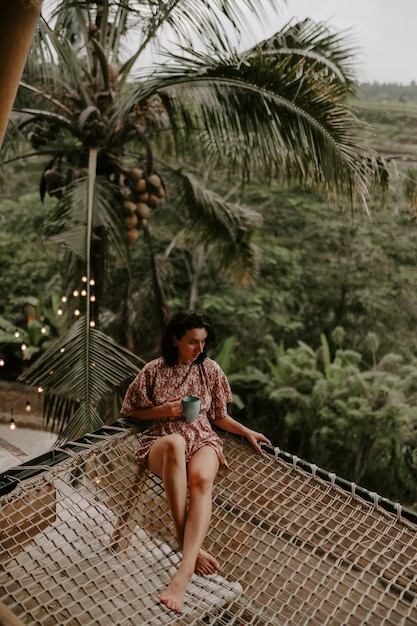 Foto vista lateral de uma mulher de pé contra palmeiras