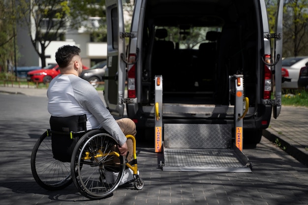 Vista lateral discapacitado en silla de ruedas