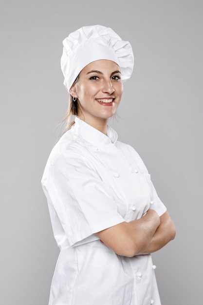 Foto vista lateral do cozinheiro feminino sorridente