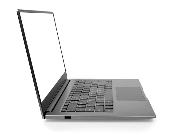 Foto vista lateral do laptop aberto tela em branco para maquete e alumínio metálico cinza