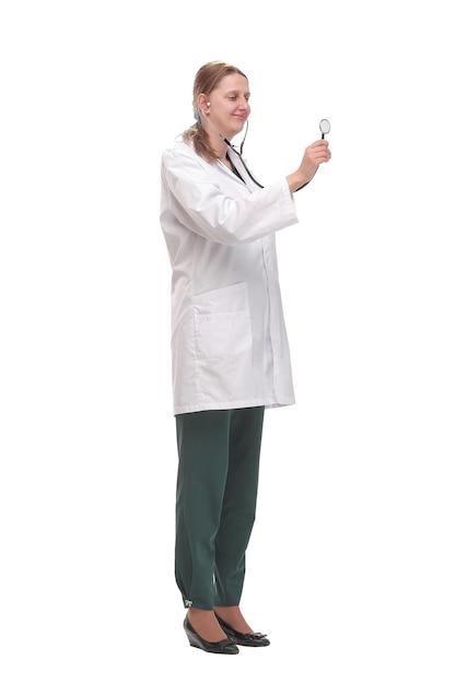 Vista lateral de la doctora con un estetoscopio escuchando, aislado sobre fondo blanco.
