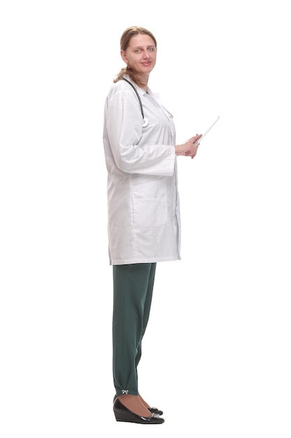 Vista lateral de una doctora feliz escribiendo un cuadro de paciente en una tableta digital