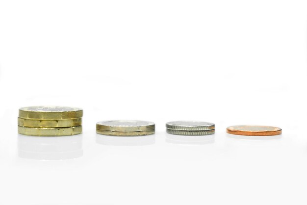Vista lateral e linha de moedas britânicas isoladas em fundo branco A linha de moedas é como