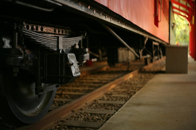 Foto vista lateral em close-up do trem recortado