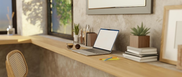 Vista lateral Espaço de trabalho doméstico mínimo com maquete de laptop e decoração em mesa de madeira