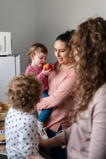 Vista lateral de la familia lgbt en casa con niños