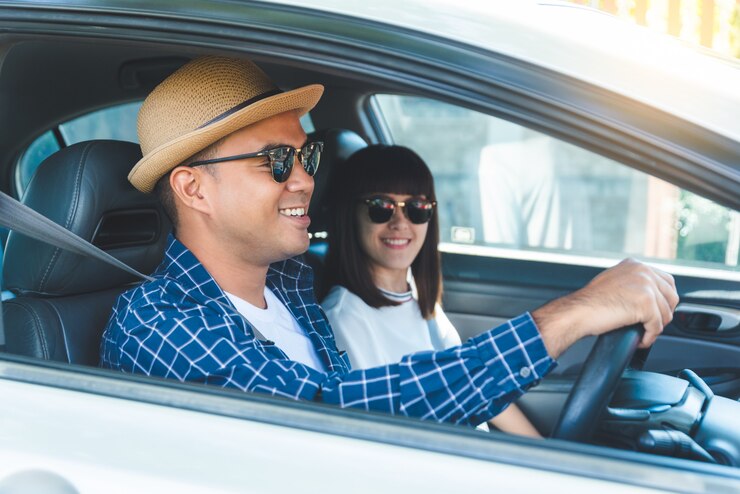 Vista lateral felicidad joven pareja asiática y sonriente sentado en coche. Concepto de viaje, primer concepto de seguro de seguridad