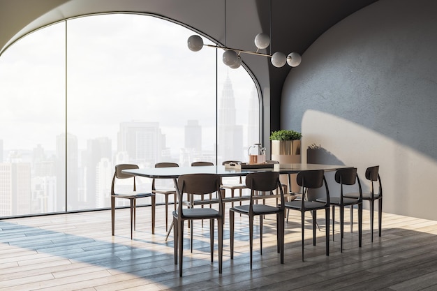 Vista lateral en una gran ventana de arco con vista a la ciudad y mesa de comedor rodeada de elegantes sillas marrones piso de madera elegante luz desde la parte superior y pared marrón representación 3D