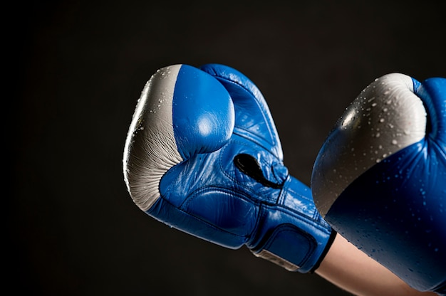 Foto vista lateral de guantes protectores para boxeo