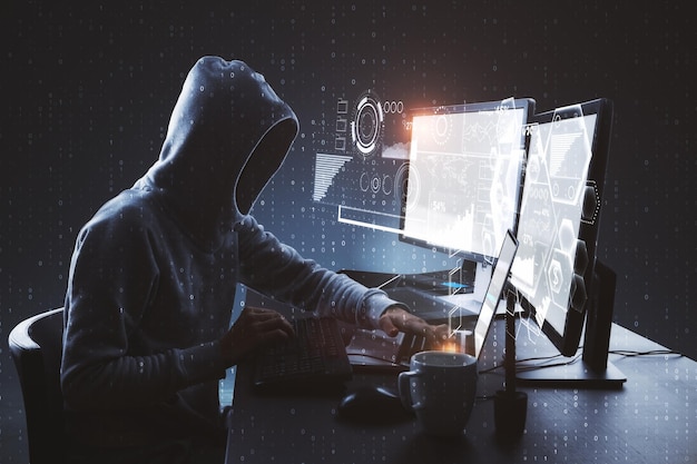 Vista lateral del hacker en el escritorio usando una computadora con holograma de interfaz creativa en un fondo de código binario borroso Red social y concepto de ataque Doble exposición