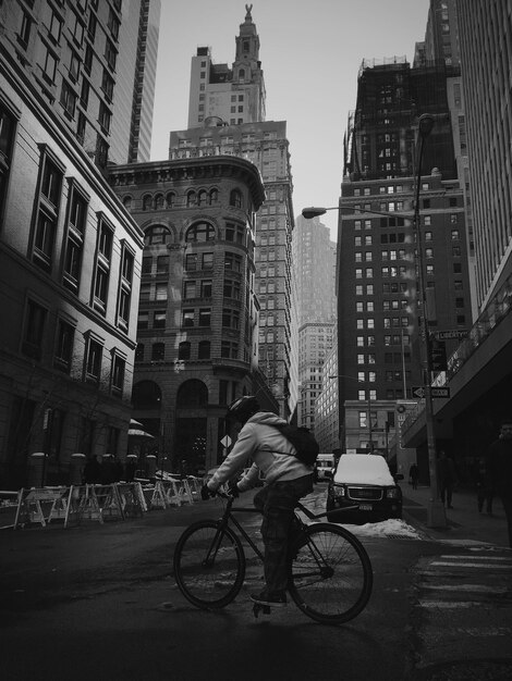 Vista lateral de un hombre en bicicleta en la calle de la ciudad