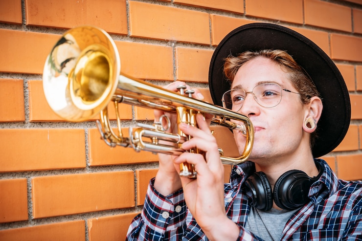 Foto vista lateral de un hombre caucásico tocando trompeta