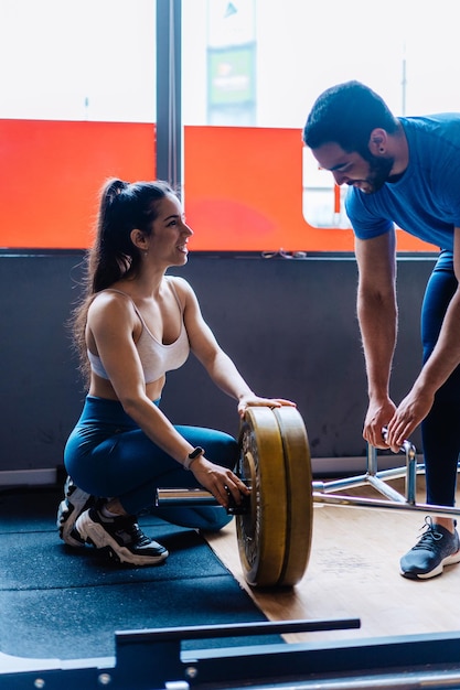 Vista lateral de un hombre haciendo ejercicio en el gimnasio