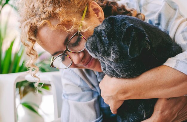 Foto vista lateral de un hombre con un perro