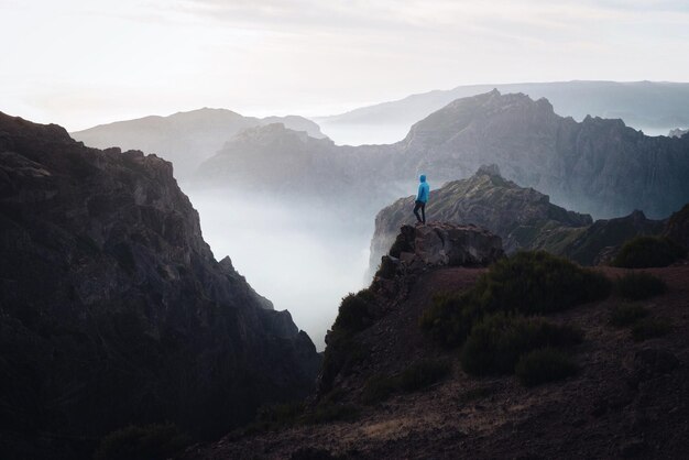 Foto vista lateral de un hombre de pie en la montaña contra el cielo