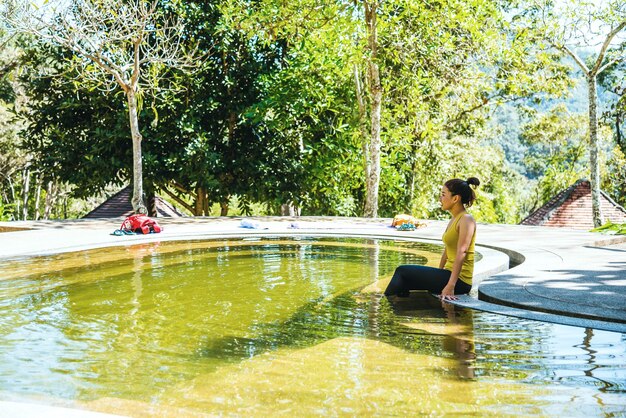 Vista lateral de un hombre en una piscina