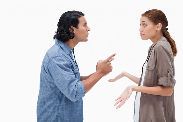 Foto vista lateral del hombre preguntando a su novia despistada