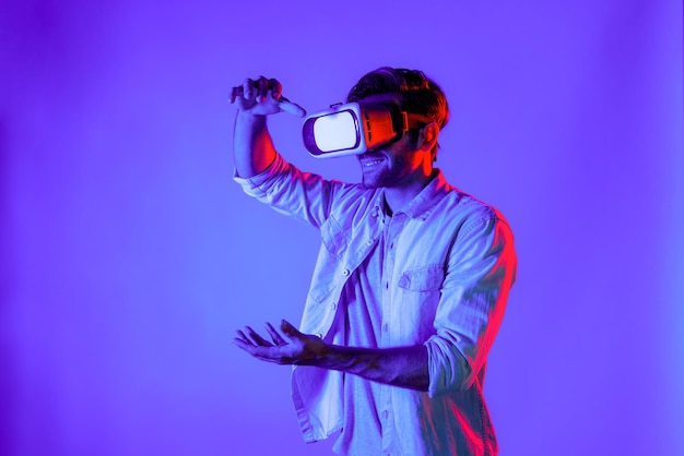 Vista lateral de un hombre sosteniendo y moviendo el gesto mientras usa la desviación de las gafas vr