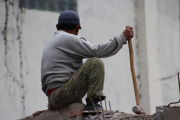 Foto vista lateral de un hombre trabajando en un sitio de construcción