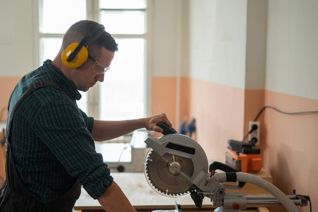 Foto vista lateral de un hombre trabajando en un taller