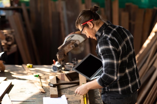 Foto vista lateral de un hombre trabajando con un teléfono inteligente