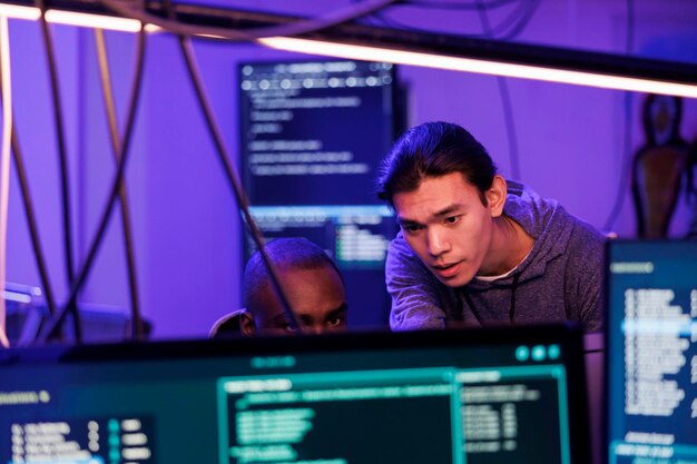 Vista lateral de un hombre usando una computadora portátil en el aeropuerto