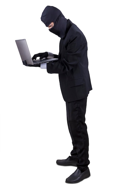 Vista lateral de un hombre usando un teléfono inteligente contra un fondo blanco
