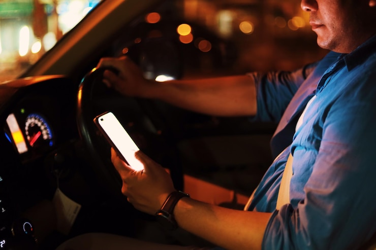 Foto vista lateral de un hombre usando un teléfono móvil