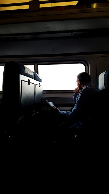 Foto vista lateral de un hombre viajando en tren