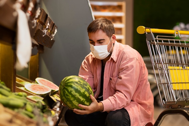 Foto vista lateral homem segurando melancia