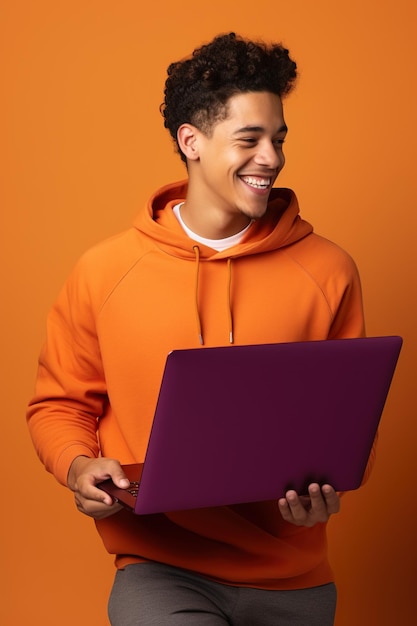 Foto vista lateral jovem homem sorridente usa camiseta roupas casuais segurar uso ponto de trabalho em laptop computador navegação na internet isolado em laranja cor vermelha fundo estúdio