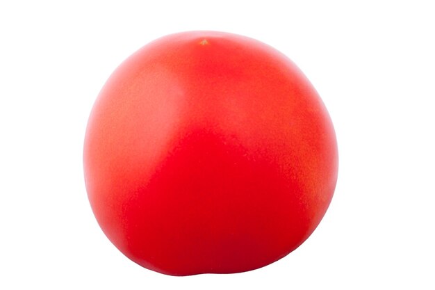Vista lateral de un jugoso tomate fresco aislado sobre fondo blanco.