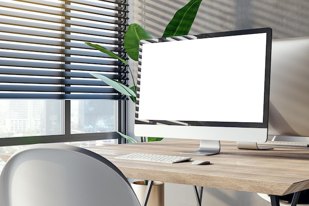 Vista lateral del lugar de trabajo de oficina moderno con escritorio de madera con computadora de pantalla en blanco en la ventana con fondo de vista de la ciudad en maqueta interior acogedora Diseño web y concepto de presentación del proyecto Representación 3D